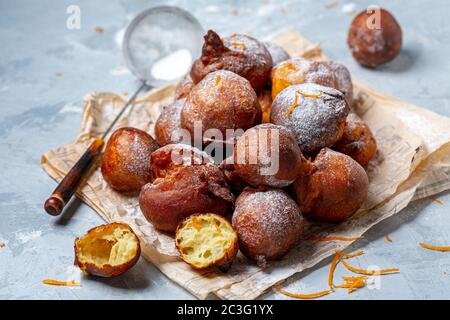 Beignets français saupoudrés de sucre en poudre. Banque D'Images