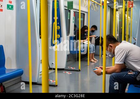 Bangkok, Thaïlande - 11 avril 2020 : liaison ferroviaire de l'aéroport de Bangkok (ARL) dans la période du coronavirus (COVID-19). Ils concernent la politique sociale de distanciation en marquant ta Banque D'Images