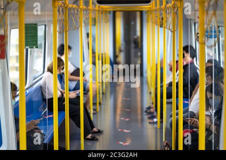 Bangkok, Thaïlande - 6 mai 2020 : liaison ferroviaire de l'aéroport de Bangkok (ARL) dans la période du coronavirus (COVID-19). Ils concernent la politique de distance sociale en marquant TAP Banque D'Images