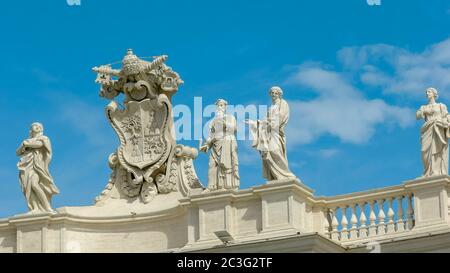 écusson papal et statues de la place st pierre, cité du vatican Banque D'Images