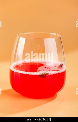 Cocktail de framboises roses dans un verre à boisson Banque D'Images