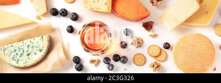 Dégustation de fromage et de vin et panorama plat sur fond blanc avec un lieu pour le texte. Beaucoup de fromages différents, tourné Banque D'Images