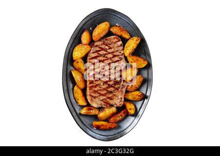 Steak grillé au bœuf avec des pommes de terre cuites, tiré du dessus sur un fond blanc, isolé avec un chemin de découpe Banque D'Images