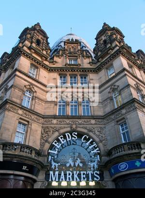 L'entrée des marchés de la ville de Leeds, un marché couvert historique de Leeds, dans le yorkshire de l'Ouest Banque D'Images