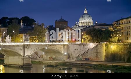 ROME, ITALIE - 6 SEPTEMBRE 2016 : photo nocturne de la basilique St pierre et du tibre à rome Banque D'Images