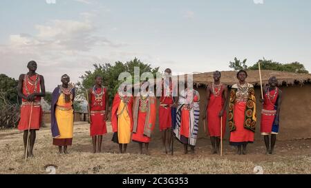 NAROK, KENYA- AOÛT 28, 2016: Cinq femmes et hommes maasai chantent puis dansent par paires Banque D'Images