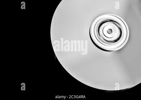 Axe rotatif du plateau du disque dur de l'ordinateur sur fond noir Banque D'Images