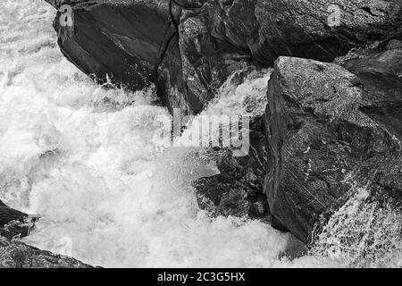 Prise de vue en niveaux de gris de formations rocheuses dans la rivière Banque D'Images