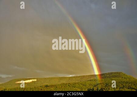 Arc-en-ciel sur le Jura souabe, Allemagne Banque D'Images