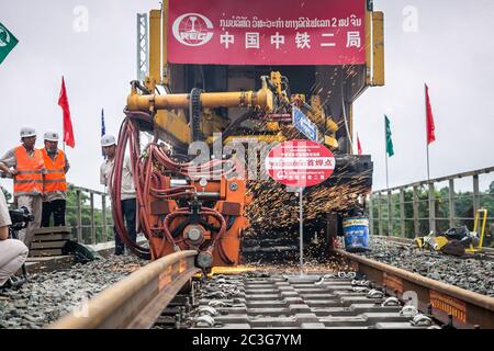 (200620) -- VIENTIANE, 20 juin 2020 (Xinhua) -- des travailleurs du China Railway No.2 Engineering Group (CREC-2) soudent les premiers rails sans soudure du chemin de fer Chine-Laos dans la banlieue nord de Vientiane, au Laos, le 18 juin 2020. Le CREC-2 a soudé jeudi matin les premiers rails sans soudure pour le chemin de fer Chine-Laos dans la banlieue nord de Vientiane, capitale du Laos. Le rail sans soudure, également appelé rail soudé en continu (CWR), qui élimine les joints de rail, peut améliorer la durée des rails en acier, réduire les coûts d'entretien des locomotives et des rails, améliorer la stabilité et la vitesse de tr Banque D'Images