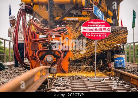 (200620) -- VIENTIANE, 20 juin 2020 (Xinhua) -- UN travailleur du China Railway No.2 Engineering Group (CREC-2) sourie les premiers rails sans soudure du chemin de fer Chine-Laos dans la banlieue nord de Vientiane, au Laos, le 18 juin 2020. Le CREC-2 a soudé jeudi matin les premiers rails sans soudure pour le chemin de fer Chine-Laos dans la banlieue nord de Vientiane, capitale du Laos. Le rail sans soudure, également appelé rail soudé en continu (CWR) qui élimine les joints de rail, peut améliorer la durée des rails en acier, réduire les coûts d'entretien des locomotives et des rails, améliorer la stabilité et la vitesse de Banque D'Images