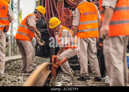 (200620) -- VIENTIANE, 20 juin 2020 (Xinhua) -- des travailleurs du China Railway No.2 Engineering Group (CREC-2) fixent les rails soudés sans soudure du chemin de fer Chine-Laos dans la banlieue nord de Vientiane, au Laos, le 18 juin 2020. Le CREC-2 a soudé jeudi matin les premiers rails sans soudure pour le chemin de fer Chine-Laos dans la banlieue nord de Vientiane, capitale du Laos. Le rail sans soudure, également appelé rail soudé en continu (CWR) qui élimine les joints de rail, peut améliorer la durée des rails en acier, réduire les coûts d'entretien des locomotives et des voies, améliorer la stabilité et la vitesse de la tra Banque D'Images