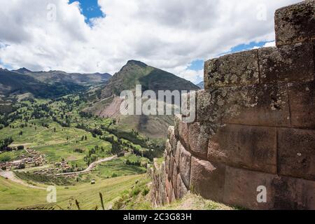 La Vallée Sacrée et les ruines incas de Pisac, près de Cuzco Pérou. Banque D'Images