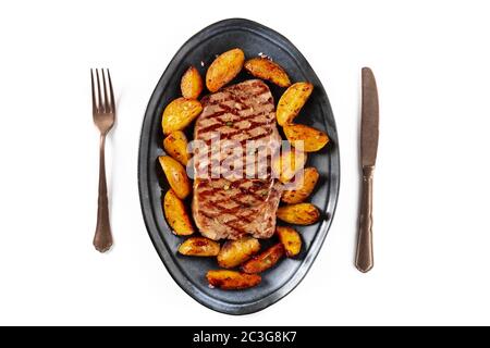 Steak grillé au bœuf avec pommes de terre cuites, tiré du dessus sur un fond blanc Banque D'Images