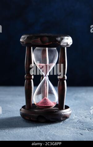 Concept de temps. Un sablier avec du sable qui coule, le temps passe Banque D'Images