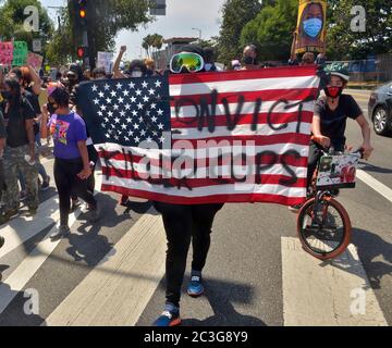 Des centaines de manifestants défilent près du coin de Martin Luther King Jr. Et d'Obama Boulevards pour marquer le dix-septième et protester pacifiquement contre le manque de responsabilité policière et la justice pour les communautés locales et la fin du racisme systémique à Los Angeles le vendredi 19 juin 2020. Des milliers de personnes ont célébré le dix-septième anniversaire à l'échelle nationale, date marquant la fin de l'esclavage aux États-Unis, qui a pris une importance supplémentaire cette année à la lumière des troubles civils qui ont dégénéré après le meurtre par la police de Geiger Floyd il y a près d'un mois. Photo de Jim Ruymen/UPI Banque D'Images