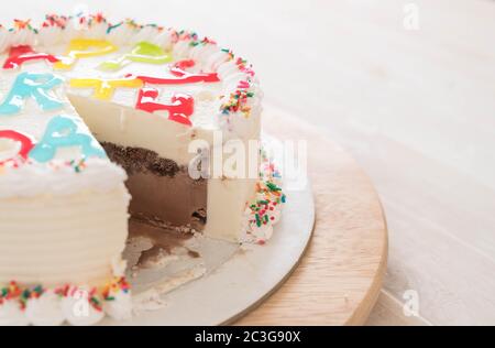 gâteau d'anniversaire joyeux sur table Banque D'Images