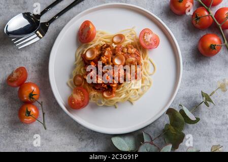 Spaghetti à la sauce tomate et des saucisses Banque D'Images