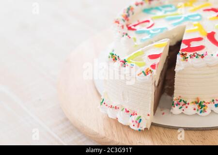 gâteau d'anniversaire joyeux sur table Banque D'Images