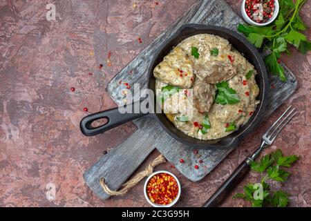 Cuisine russe. Foie dans la sauce à la crème aigre. Banque D'Images