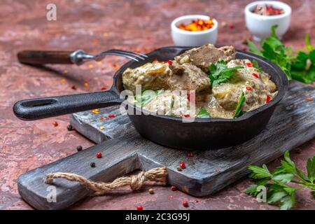 Foie dans la sauce à la crème aigre. Plat de cuisine russe. Banque D'Images