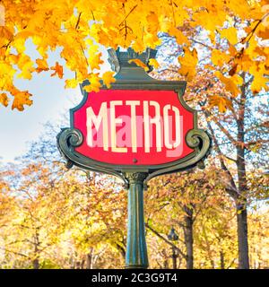 La station de métro Metro sign in Paris Banque D'Images