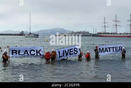 San Francisco, États-Unis. 19 juin 2020. Les nageurs protestent avec les bannières « Black Lives Matter » contre la violence policière dans la baie de San Francisco. Les manifestations ont été organisées pour commémorer la fin de l'esclavage il y a plus de 150 ans. À cette date en 1865, peu après la guerre de Sécession, une proclamation correspondante à Galveston, Texas, avait annoncé la fin de l'esclavage. Credit: Barbara Munker/dpa/Alay Live News Banque D'Images