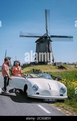 Schermerhorn Alkmaar pays-Bas avril 2020, couple faisant un voyage en voiture avec une vieille voiture de sport d'époque White Porsche 356 Speedster, Banque D'Images