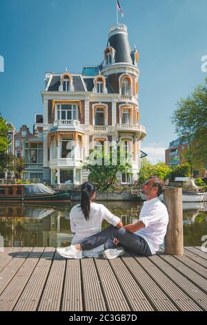 Amsterdam pays-Bas centre historique, hommes et femmes en voyage de ville pendant le printemps 2020, couple visite la ville d'Amsterdam Banque D'Images