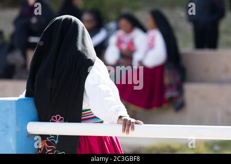 Femme avec des costumes typiques à Amantani sur le lac Titicaca Banque D'Images