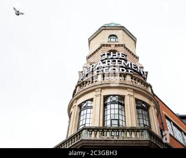 Bâtiment Brixton avec pigeon en vol Banque D'Images