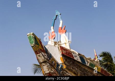 Bateau de pêche coloré à Banjul, Banque D'Images