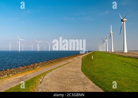 Parc Windmill westermeerdijk Pays-Bas, éolienne avec ciel bleu dans l'océan, énergie verte Banque D'Images