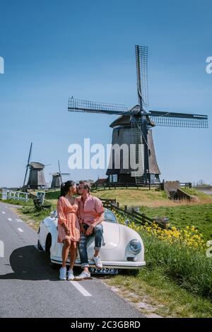 Schermerhorn Alkmaar pays-Bas avril 2020, couple faisant un voyage en voiture avec une vieille voiture de sport d'époque White Porsche 356 Speedster, Banque D'Images