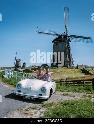 Schermerhorn Alkmaar pays-Bas avril 2020, couple faisant un voyage en voiture avec une vieille voiture de sport d'époque White Porsche 356 Speedster, Banque D'Images