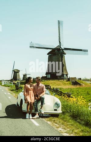 Schermerhorn Alkmaar pays-Bas avril 2020, couple faisant un voyage en voiture avec une vieille voiture de sport d'époque White Porsche 356 Speedster, Banque D'Images