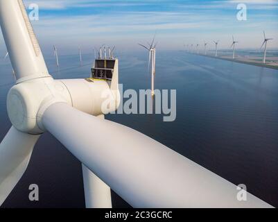 Vue rapprochée avec drone au parc de moulin à vent dans le lac Ijsselmeer aux pays-bas Noordoosstpolder, turbines à vent d'en haut i Banque D'Images