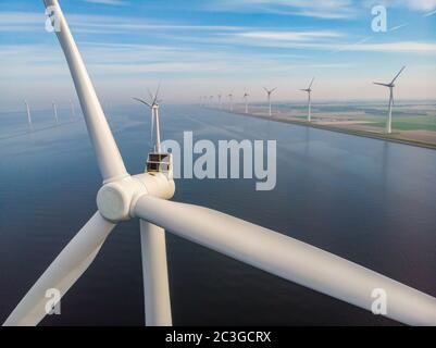 Vue rapprochée avec drone au parc de moulin à vent dans le lac Ijsselmeer aux pays-bas Noordoosstpolder, turbines à vent d'en haut i Banque D'Images