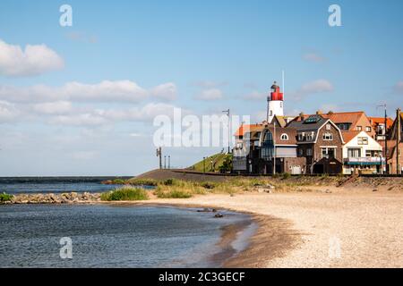 Urk Nehterlands, petit village de pêcheurs Urk avec est phare coloré au bord du lac Ijsselmeer pays-Bas Flevoland Banque D'Images