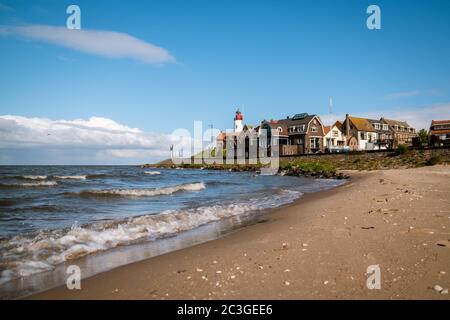 Urk Nehterlands, petit village de pêcheurs Urk avec est phare coloré au bord du lac Ijsselmeer pays-Bas Flevoland Banque D'Images