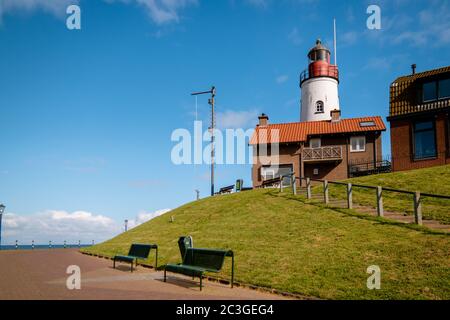 Urk Nehterlands, petit village de pêcheurs Urk avec est phare coloré au bord du lac Ijsselmeer pays-Bas Flevoland Banque D'Images