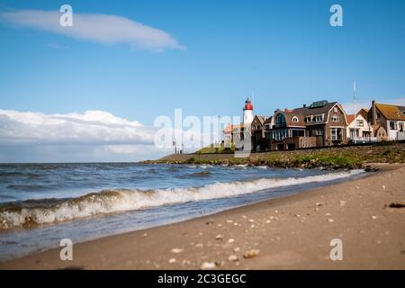 Urk Nehterlands, petit village de pêcheurs Urk avec est phare coloré au bord du lac Ijsselmeer pays-Bas Flevoland Banque D'Images