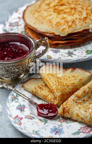 Crêpes faites maison. Maslenitsa russe. Banque D'Images