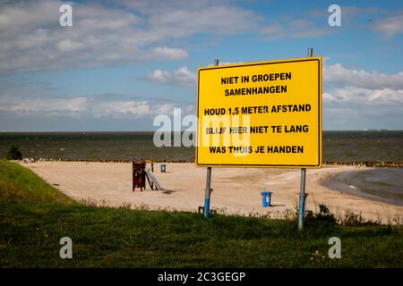 Urk pays-Bas Mai 122020, rues vides pendant l'épidémie de virus Corona 19 avec des signes d'avertissement pour garder la distance sur la h Banque D'Images