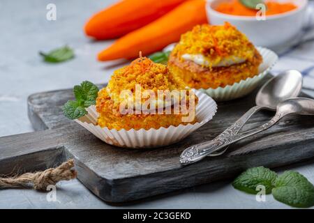 Gâteaux individuels de carottes avec crème de fromage cottage. Banque D'Images