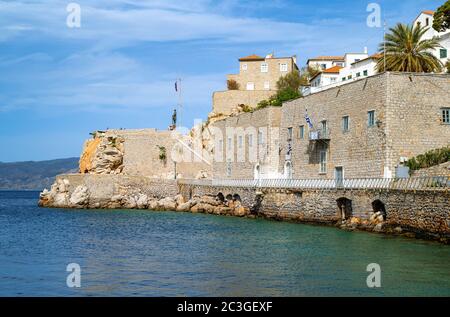 Hydra, Grèce - 17 mars 2018 : la forteresse du village vue de la mer Banque D'Images