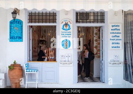 Hydra, Grèce - 17 mars 2018 : touristes dans la boutique de glace du village Banque D'Images