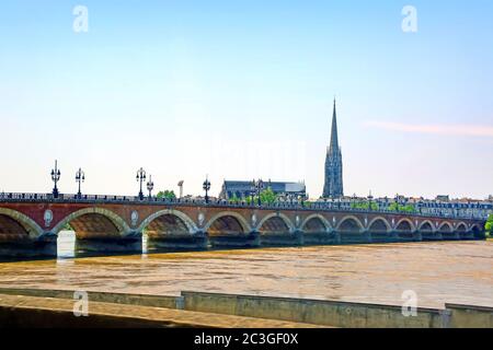 Vue sur le Pont de pierre, ou Pont de pierre en anglais, est un pont à Bordeaux, France. Banque D'Images