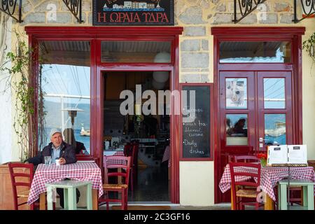 Hydra, Grèce - 17 mars 2018 : un bar traditionnel. Restaurant du village Banque D'Images