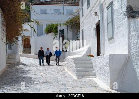 Hydra, Grèce - 17 mars 2018 : les habitants de la région se promisent dans le village de l'île Banque D'Images